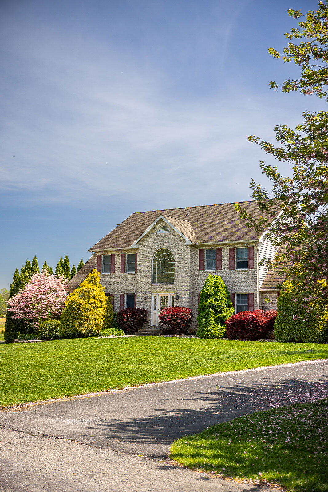 nice lawn and foundation planting beds in front of a nice house 7