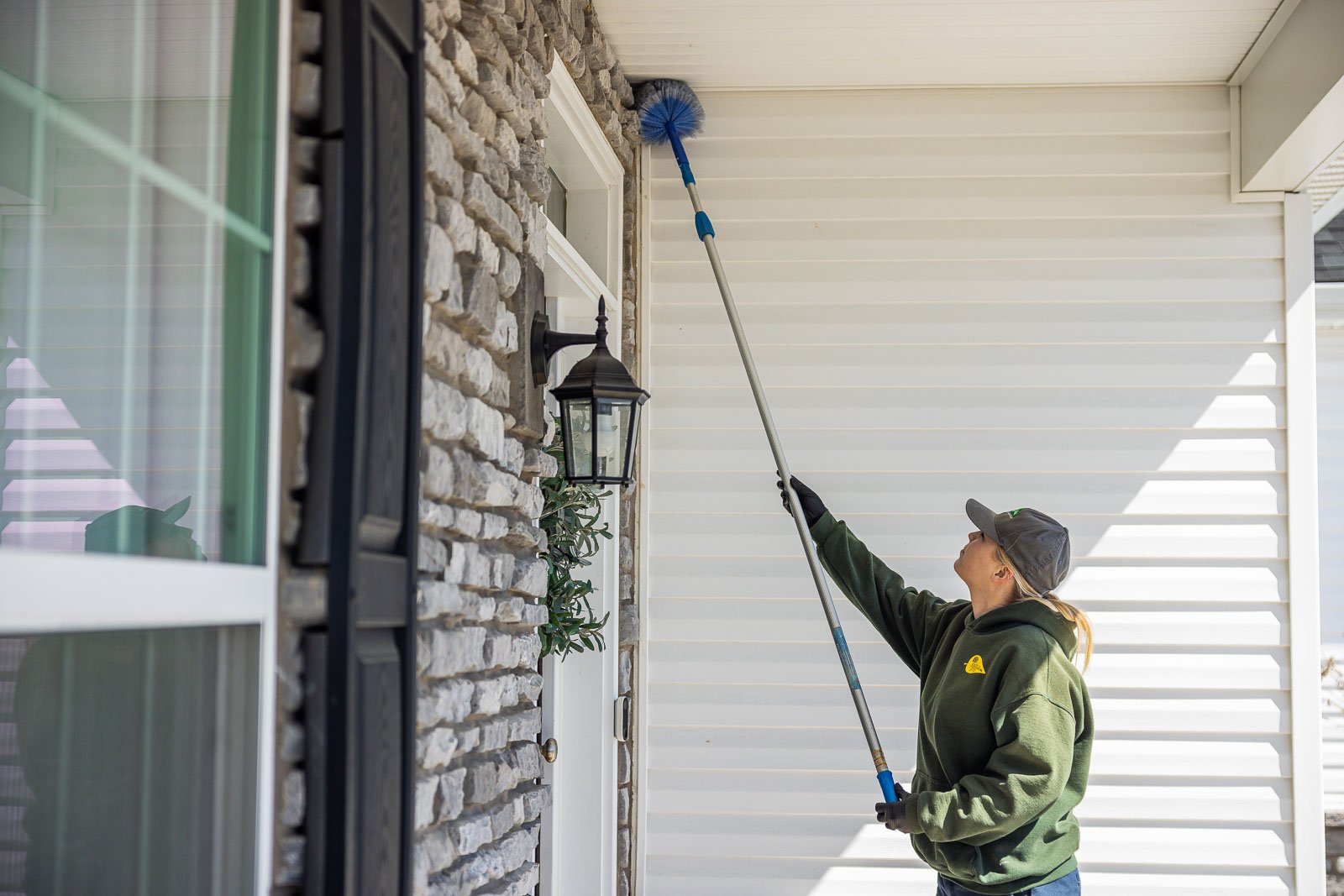 pest control technician spider web removal 3