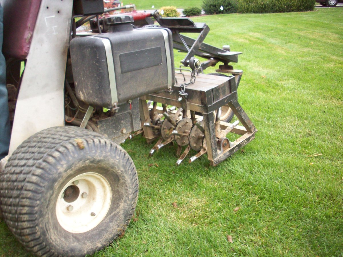 ride on aeration machine aerates grass