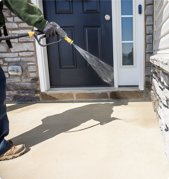technician pest control exterior pest control spraying 3