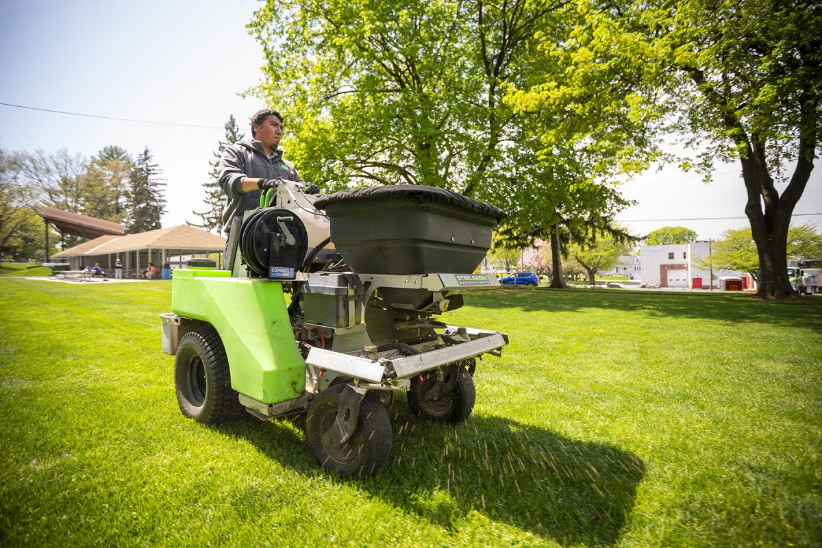 Lawn care service fertilizing lawn